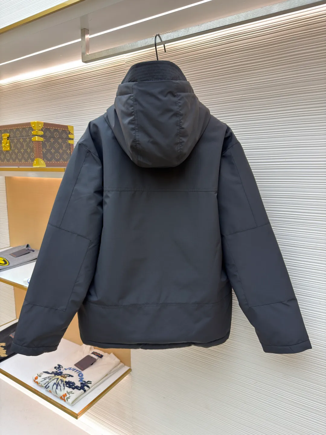 Ralph Lauren logo hooded down jacket ●Original version: purchased and developed by 2689 ●Item number: 1682203-D60 ●Fabric: white duck down fabric ●Technology: mechanical down filling ●Color: black ●Version: fitted version ●Weight: about 890 grams ●Size: S-M-L-XL ●Description: Made of 90 white duck down, with a weight of 220g, ensuring excellent thermal insulation performance. After strict screening and treatment, the velvet is not easily drilled, ensuring durability. The classic jacket has a slightly loose fit, with slightly dropped shoulder lines (shoulder width is 1-2cm wider than the standard fit). The length reaches the hips, and the sleeves are slightly tapered straight sleeves, taking into account freedom of movement and casual style. The adjustable Velcro on the cuffs allows you to freely adjust the tightness according to the thickness of your wrist and personal preferences, effectively preventing cold wind from intruding, and improving the warmth retention performance. In terms of storage, there are two zipper pockets on the front for you to store frequently used items, and the zipper design ensures that items are not easily lost. A built-in pocket on the left side of the chest provides a safe storage space for some small private items. The drawstring design at the hem allows you to adjust the shape of the jacket according to your body shape and dressing needs. Whether it is loose and casual or slim and neat, you can easily control it. The overall wiring is straight and delicate, the fabric is comfortable and soft, and the color is consistent without color difference. It can be matched with the same style to create a fashionable look and control various occasions. Customized accessories, complete with three standards, same style for men and women!